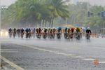 (人文类)迷彩.2010年海南环岛自行车塞赛.暴雨中前行